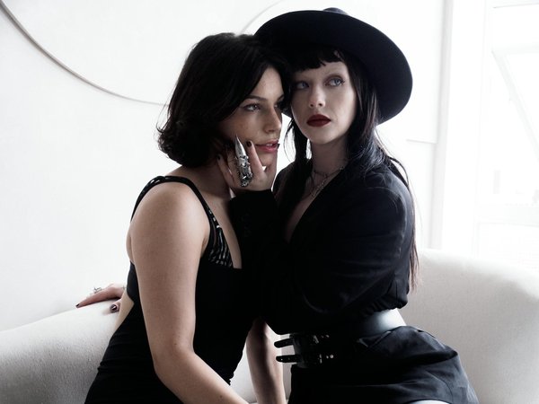 Mastering the Comfort-Chic Look: The Ultimate Guide to Styling Wide-Leg Trousers